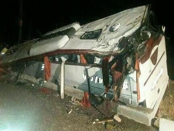 واژگونی اتوبوس حامل زوار عراقی در محور خرم‌آباد- کوهدشت/ 39 نفر مصدوم شدند