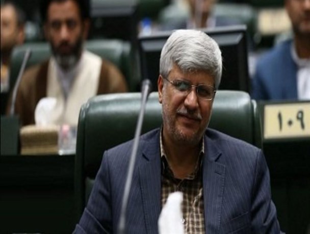 منشا قاچاق کشور دولتی و مربوط به مسئولان و گمرک است/ مسافران را هزار نوع بررسی می کنند اما 10 کانتینر موبایل قاچاق وارد کشور می شود!