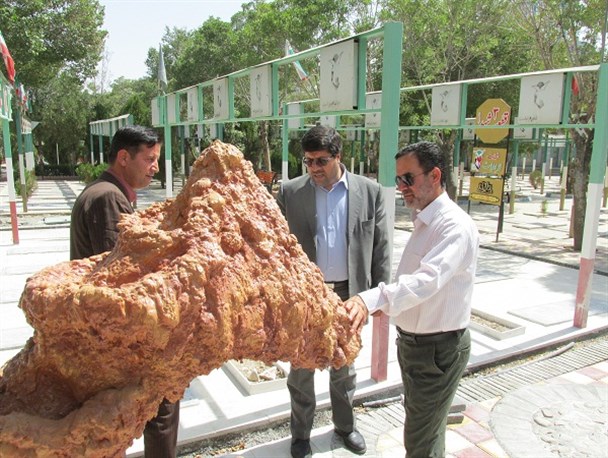 ساماندهی گلزار شهدا؛ بدون قطع درختان چندین ساله/ المان های مناسب‌تری جایگزین شود+عکس