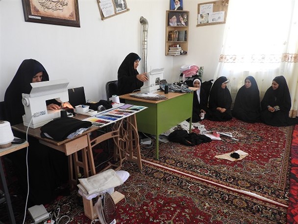 بانوی کارآفرین ارومیه ای چشم انتظار حمایت مسئولین/پوشاک موجود در بازار در شأن و شایسته زن ایرانی نیست