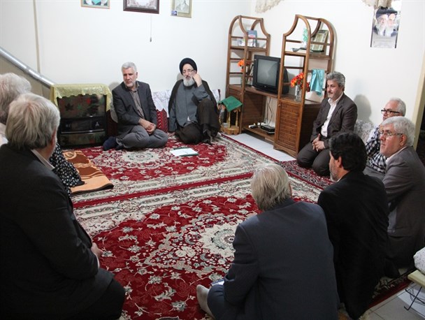 دیدار نماینده ولی فقیه استان البرز از خانواده شهدای مشکین دشت + تصویر