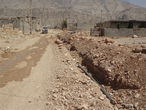 بی مهری آب وفاضلاب روستایی به ماه مهر در سرآسیاب لنده/عکس