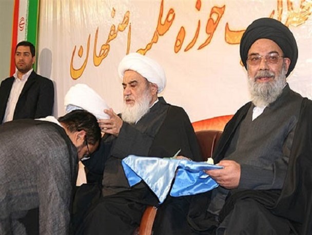 قرآن و عترت در کنار یکدیگر هدایتگرند/ قدردان ابتکار آیت الله طباطبایی در عمامه گذاری های اصفهان باشید