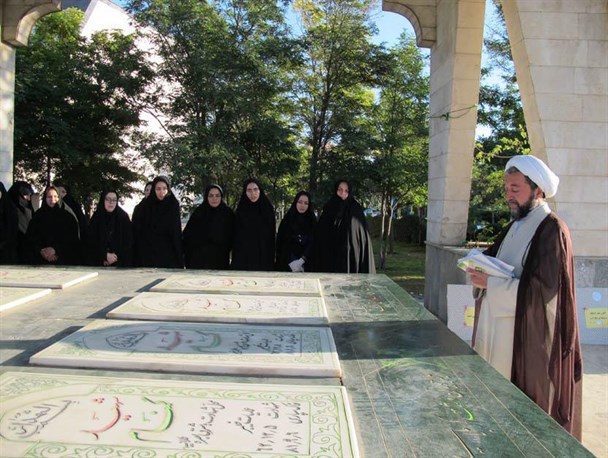 پیاده روی خواهران دانشگاه محقق اردبیلی دور دریاچه شورابیل