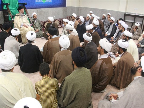 دیدار طلاب معمم شده حوزه علمیه استان بوشهر با آیت الله حسینی بوشهری/ تصاویر