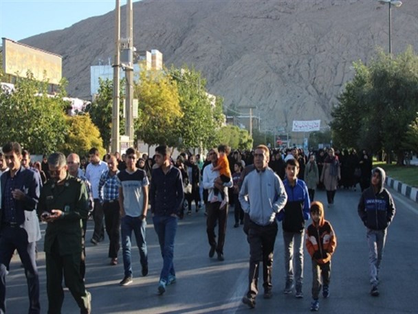 پیاده روی بزرگ خانوادگی به مناسبت هفته دفاع مقدس در زرقان
