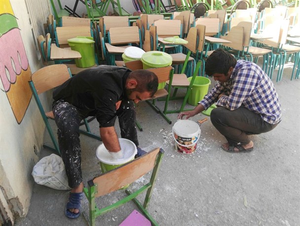 اقدام جهادی جهادگران بسیجی در آستانه بازگشایی مدارس/ زیباسازی و رنگ آمیزی مدرسه 5کلاسه در حاشیه زاهدان