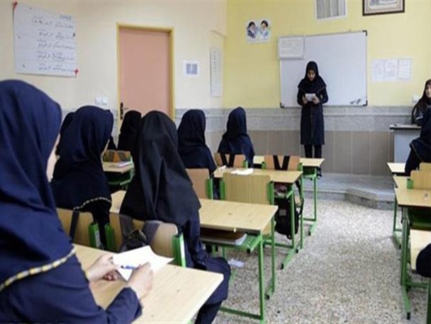 تمام کلاس های درس شهرستان تویسرکان در روز اول مهر "معلم" دارد