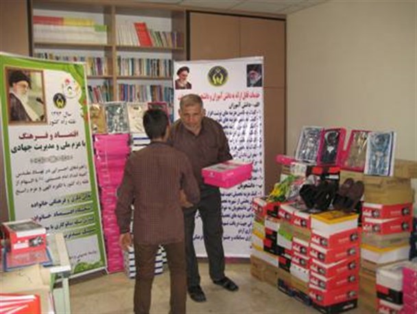 اهدا 240 پیراهن و کفش به دانش آموزان تحت حمایت کمیته امداد شهرستان دالاهو