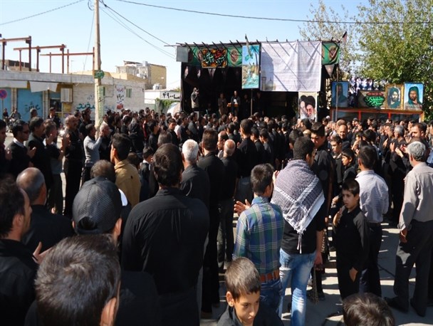 تجمع بزرگ عزاداران حسینی(ع) در میدان صاحب الزمان(عج) سروستان