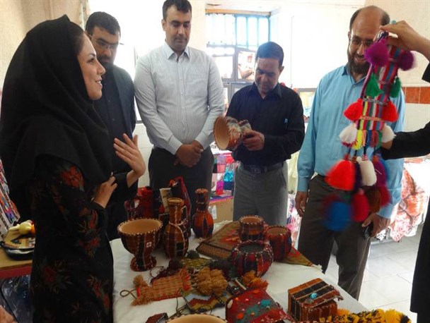 غرفه ی صنایع دستی در فراشبند برپا شد