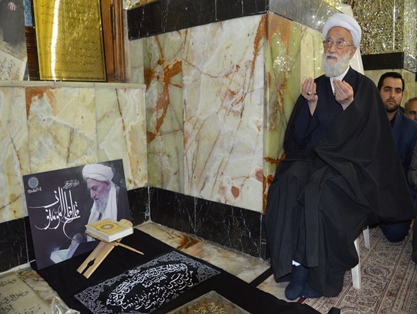 مراسم دومین سالگرد ارتحال آیت‌الله مهدوی‌کنی بر سر مزارش در آستان مقدس حضرت عبدالعظیم(ع)