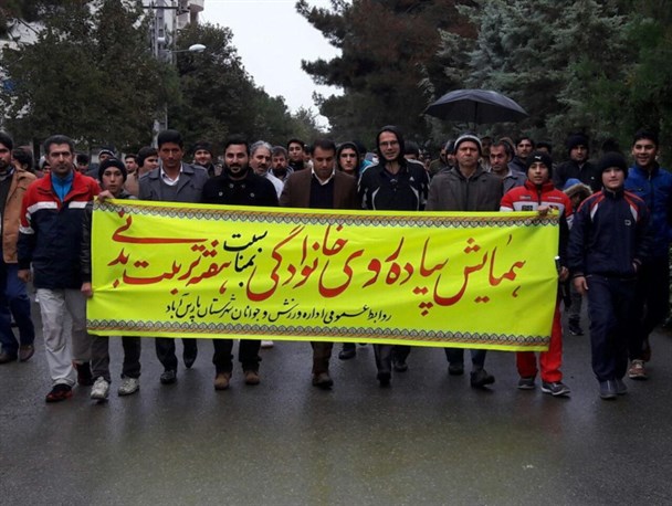 همایش پیاده روی خانوادگی زیر باران در پارس آباد / تصویری