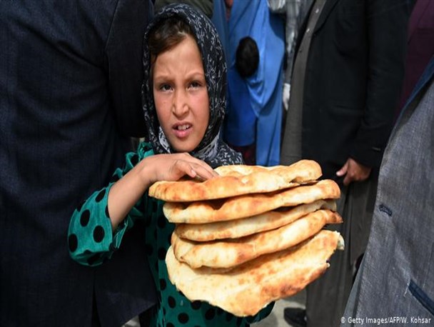 استقبال خیران مشهدی از طرح توزیع نان رایگان/ سبد ارزاق نیازمندان تأمین می‌شود