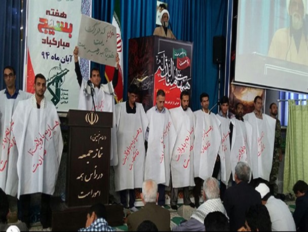 خاناده شهدا جیرفت در حمایت از امام جمعه کفن پوش شدند/تصاویر