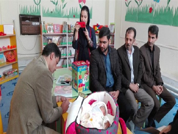 عکس/اولین نوزاد متولد شده در هفته کتاب عضو کتابخانه فسا شد