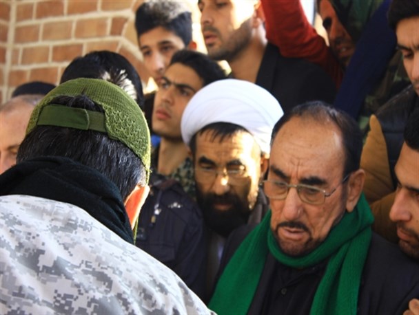 جوانان خود را از ضلالت دور کنند