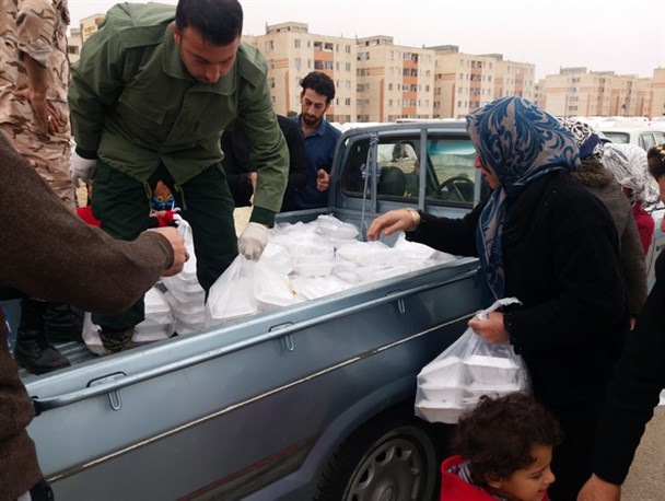 تصاویری از خدمت رسانی سپاه شهرستان اسلام آبادغرب به زلزله زدگان