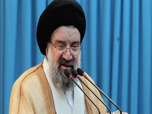 خادمان ملت در نیروی انتظامی باید در مقابل پدیده بدحجاب بایستند