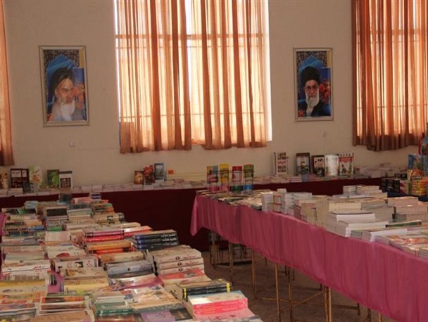 نمایشگاه کتاب و عرضه محصولات فرهنگی در چادگان افتتاح شد+ تصاویر