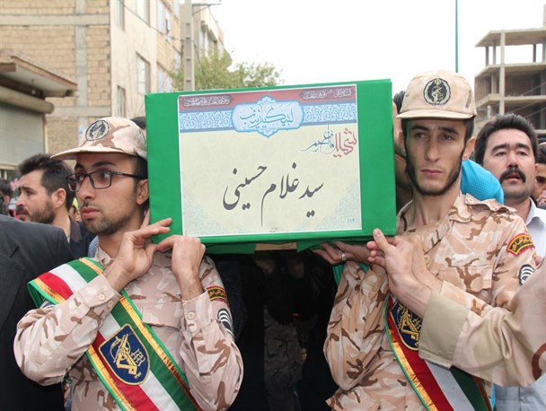 پیکر شهید مدافع حرم بر روی دوش شهروندان بهارستانی تشییع شد+ تصاویر