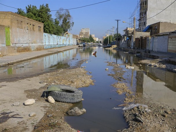 مشکلات شهرک پیام یاسوج، داد شهروندان را درآورد/ سرازیرشدن آب‌های جاری به سمت منازل مسکونی+فیلم