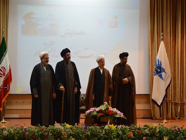 در پی حضور هاشمی رفسنجانی در همایش وحدت حوزه و دانشگاه، از ورود دانشجویان به  همایش ممانعت به عمل آمد