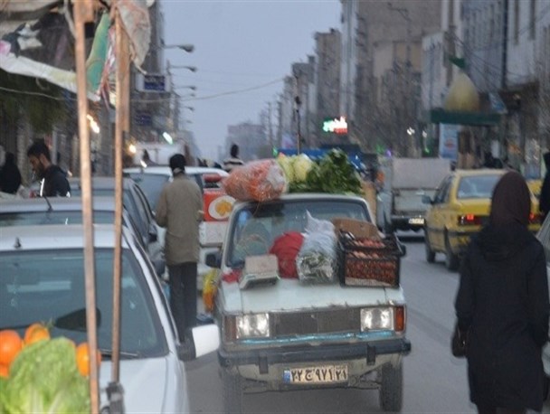 مسدود شدن خیابان پرتردد در بهارستان/ میوه فروشان خیابانی در حال افزایش
