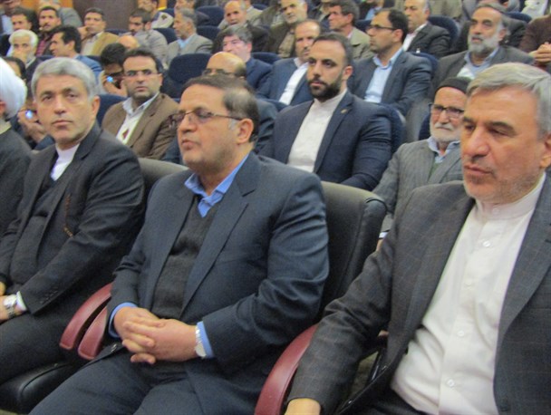 حاشیه ای بر سفر چند ساعته وزیر اقتصاد به تویسرکان/از عدم پاسخگویی وزیر اقتصاد به سوالات یک خبرنگار تا تقدیم تمثال شهید مفتح به وزیر