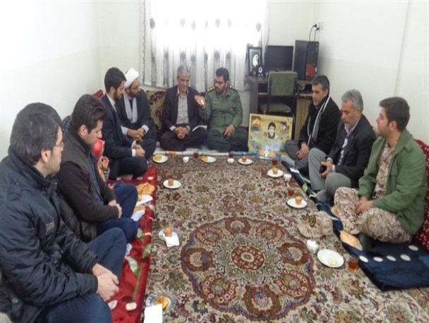 دیدار مسئولان شهرستان نیر با خانواده معظم شهدا +تصاویر