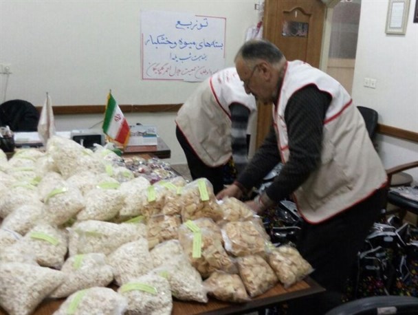 هدیه شب یلدایی داوطلبان هلال احمر گلپایگان به نیازمندان+ تصاویر