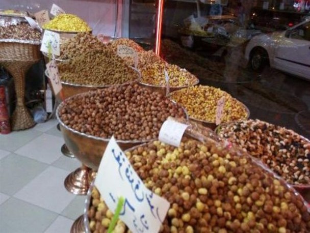 تنور بازار شب چله «زمستانی» است/ دست مشتریان به خرید یلدا نمی رسد