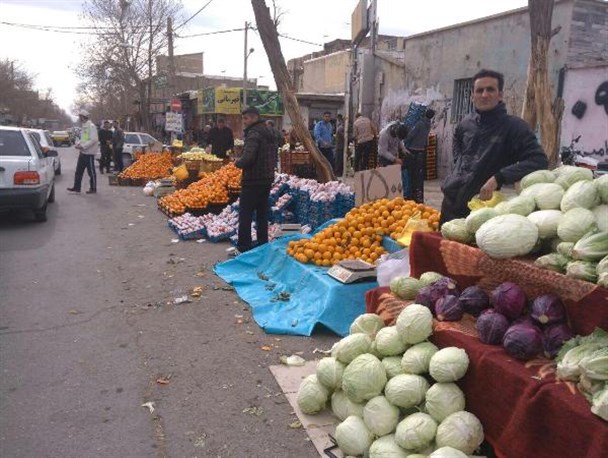 بازار رنگارنگ اسدآباد در آستانه شب یلدا/میوه‌فروشان در انتظار مشتری