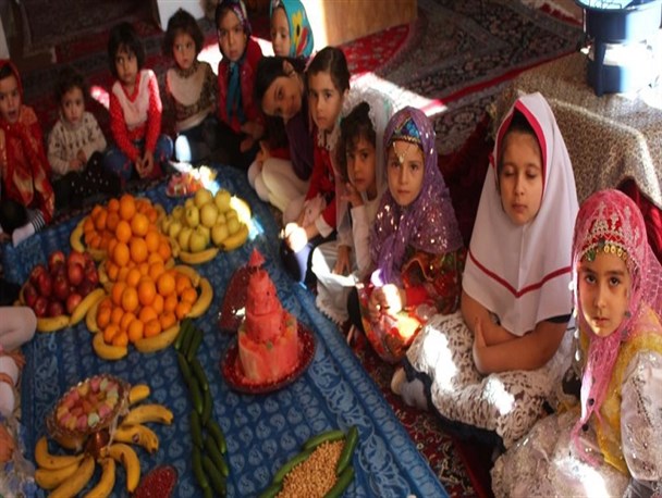 سفره شب یلدا و جشن قصه‌گویی در مدارس چادگان+ تصاویر