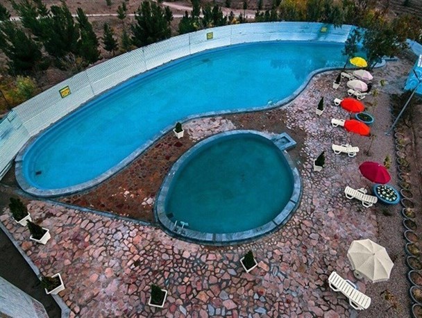 استخری که تبدیل به باتلاقی برای مسئولان شده است/ خاک خوردن دو میلیارد تومان اعتبار بعد از سه سال