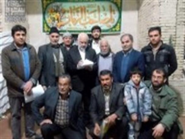 عکس یادگاری دکتر کامران با کشاورزان شرق اصفهان