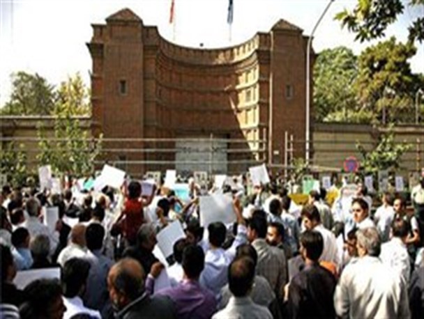 گزارش یک تجمع از نوفل لوشاتو تا انقلاب