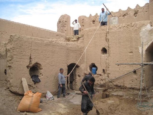 مرمت قلعه موقوفه و تاریخی روستای گردگوه مهریز به پایان رسید
