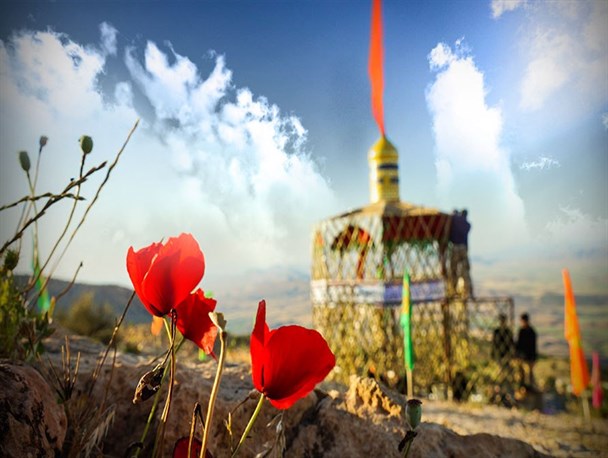 از بازی دراز سرافراز تا دوکوهه غرب / وقتی گوشه و کنار شهر به خاک شهدا متبرک می شود