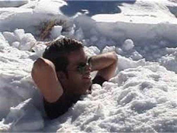 شکستن رکورد جهانی ماندن زیر برف در کویر!
