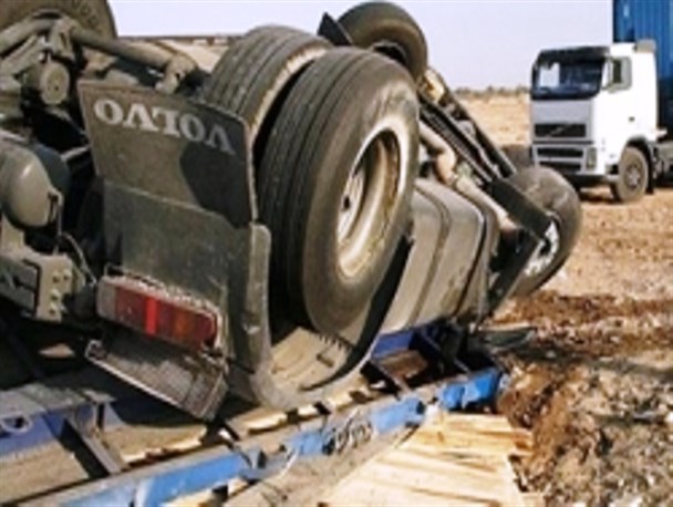 واژگونی کامیون حامل چوب در نیر