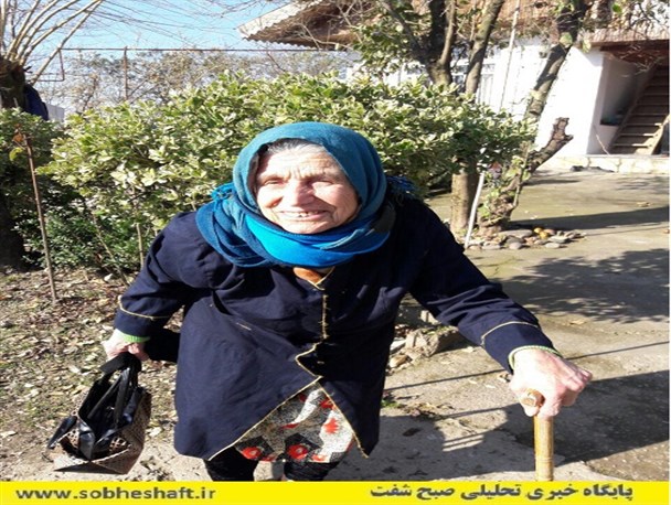 خانم 85 ساله ای که تمام نماز جمعه ها را شرکت کرده است+ تصاویر