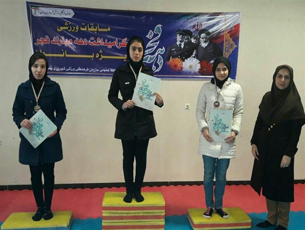 برگزاری جشنواره زمستانی دختران ژیمناستیک کار در کهن شهر همدان