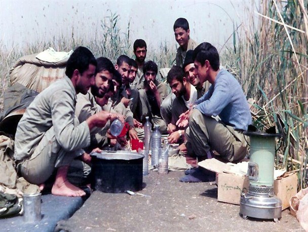 صفا و صممیت رزمنده‌های گردان مکانیزه لشکر 25 کربلا در سنگرهای ساده جبهه +تصویر
