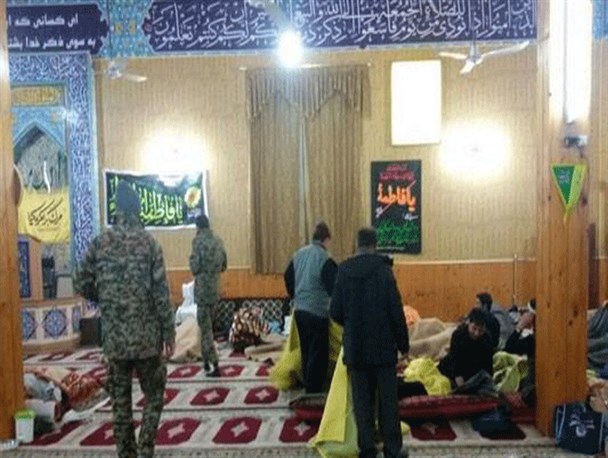 اسکان ده ها مسافر در راه مانده در مساجد رودبار+ تصاویر
