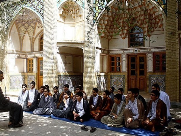 حوزه‌های علمیه به رسالت‌های اجتماعی بیشتر توجه کنند