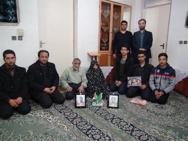 تبریک متفاوت دانش آموزان گلستان به مادران شهید/گزارش تصویری