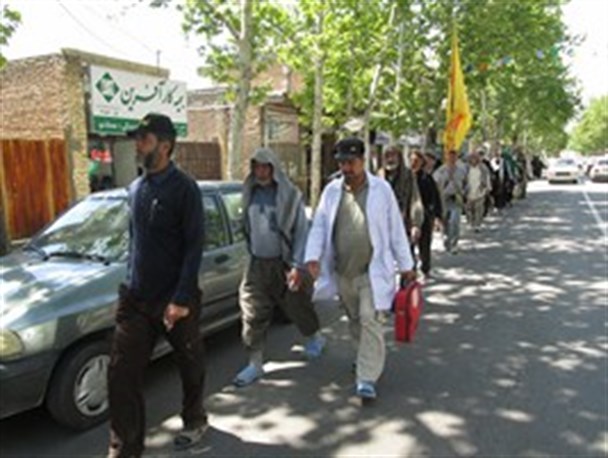 زائران پیاده عراقی امام رضا (ع) در مینودشت / تصاویر