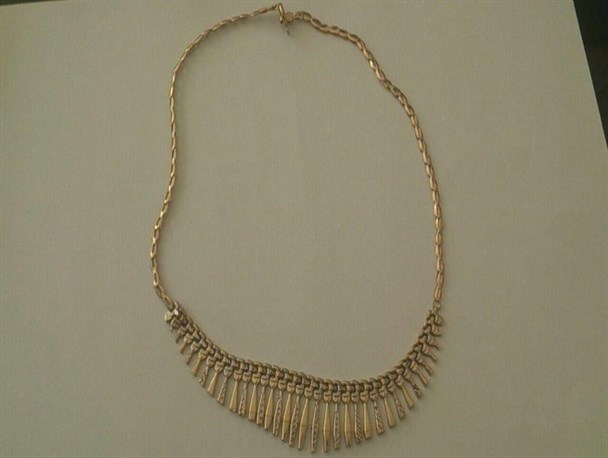 اهداء گردنبند طلا توسط بانوی خیر رزنی به ستاد بازسازی عتبات و عالیات شهرستان رزن