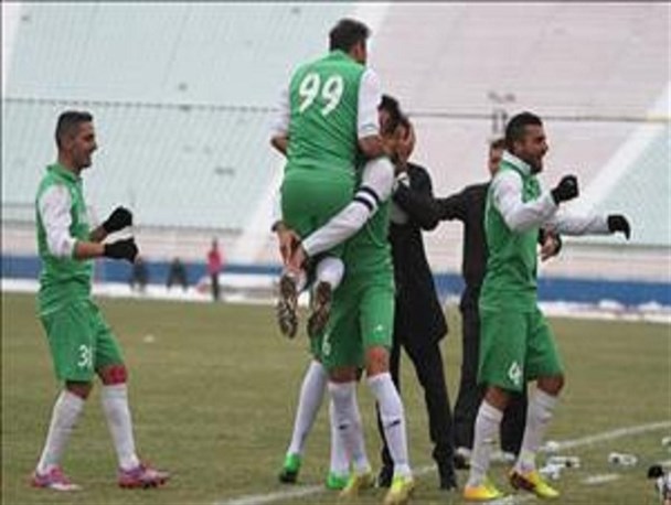 ماشین سازی 1 - 0 نساجی؛ رستگاری دقیقه نودی سبزقبایان در بازی جنجالی/ تخته گاز ماشین به سمت لیگ برتر